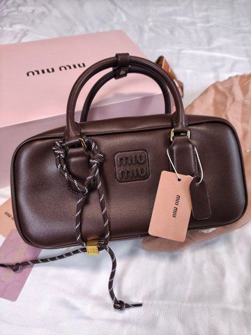 Жіноча сумка з верхніми ручками Miu Miu / Міу Міу Arcadie, зі шкіри, подовжена, шоколадна, Китай 012341-1161733 фото