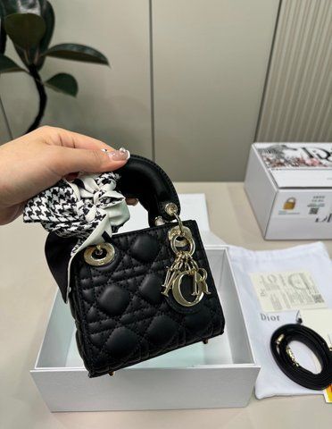 Жіноча сумка Dior / Діор Lady Dior, з натуральної шкіри, із золотистою фурнітурою, чорна, Китай 92054-523256 фото