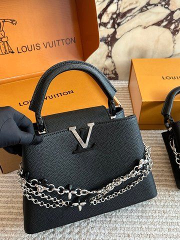 Женская сумка с верхними ручками Louis Vuitton / Луи Виттон Capucines BB, из натуральной кожи, черная, Китай 0311-1505379 фото