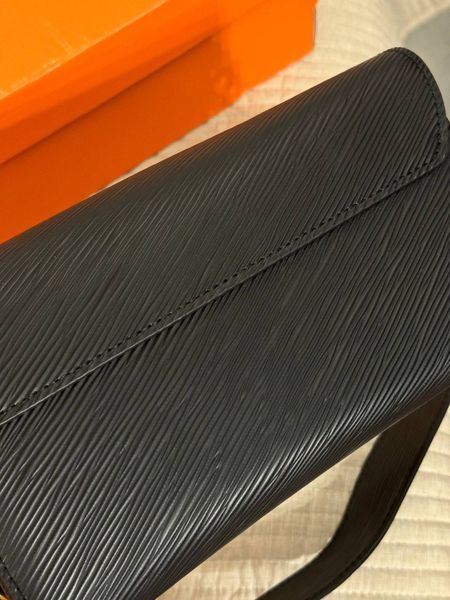 Женская сумка-пошет Louis Vuitton / Луи Виттон Twist West Pochette, среднего размера, черная, Китай pr7396 - S04003-972247 фото