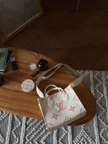 Женская сумка Louis Vuitton / Луи Виттон OnTheGo PM, с белыми акцентами, розовая, Китай pr7357 - S04056-1462597 фото